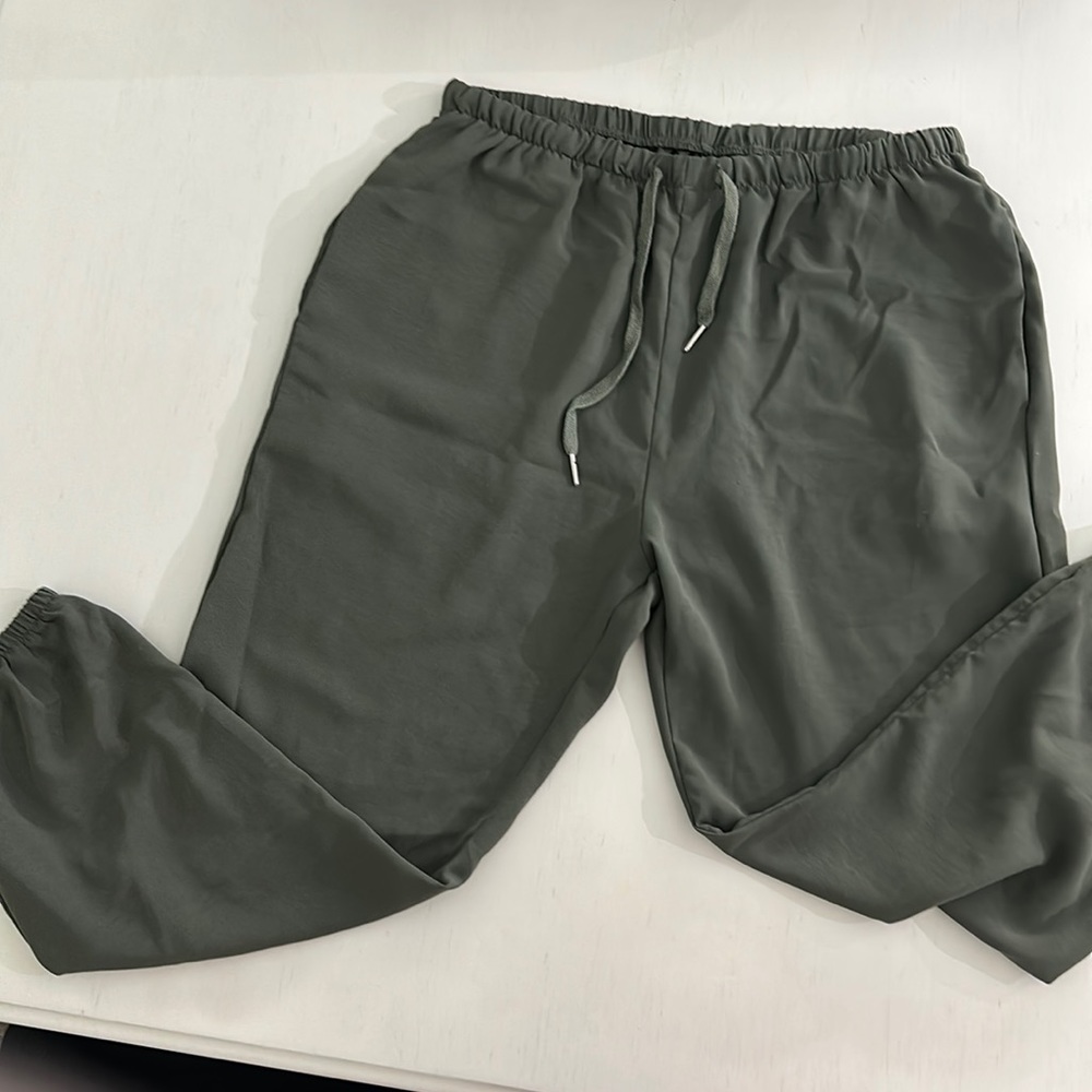 Olive green women’s size medium elastic waist pants.